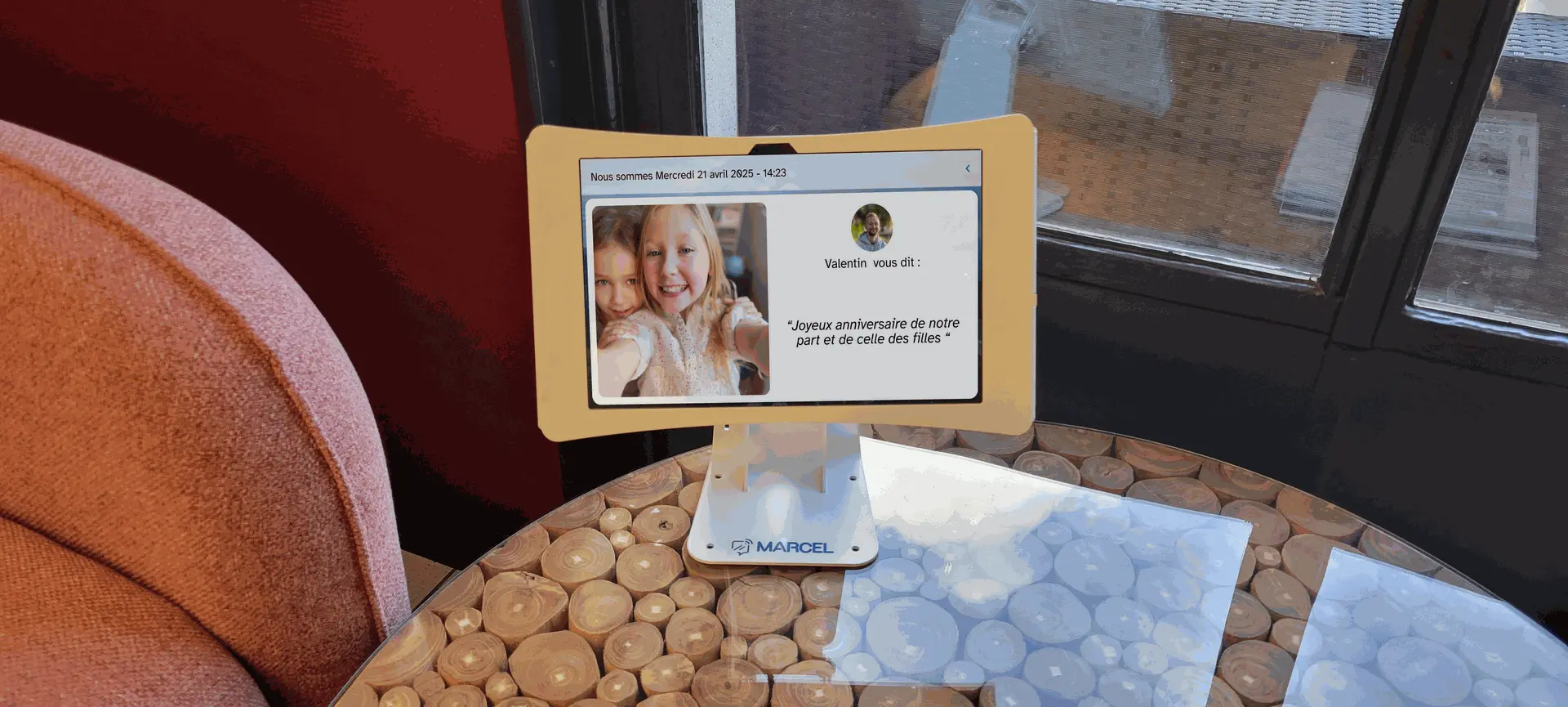 Tablette Marcel qui affiche une photo de famille pour une personne âgée seule