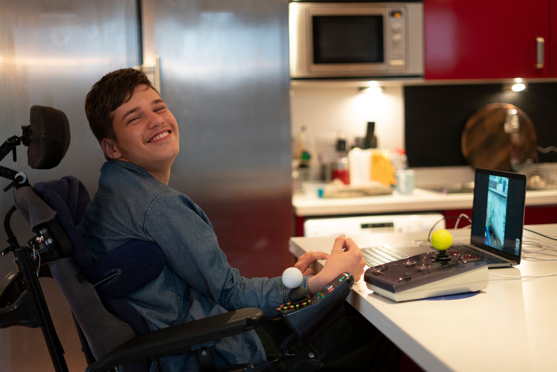 Personne fauteuil roulant qui fait une visio